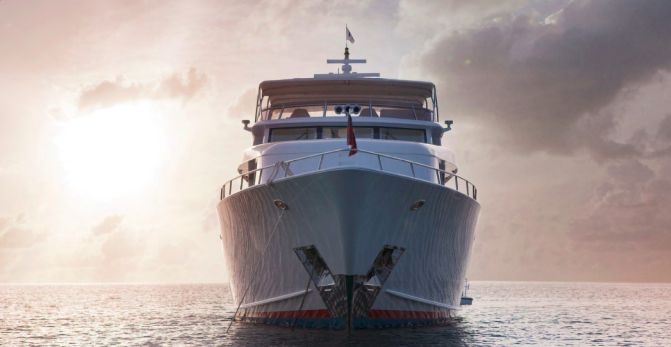 Luksusyacht sett frontalt på havet. Luksusyacht sett frontalt på havet.