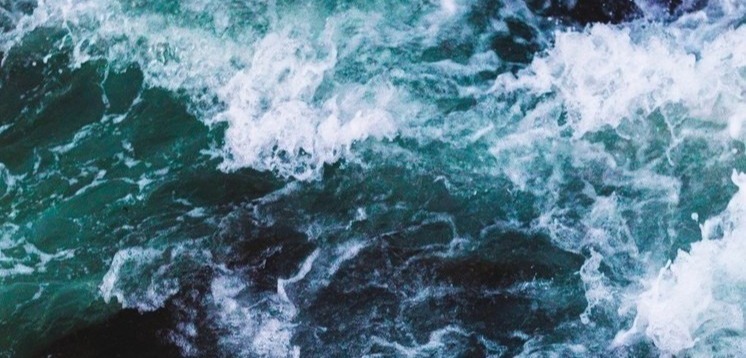 Nærbilde av en turbulent sjøvannsoverflate. Nærbilde av en turbulent sjøvannsoverflate.